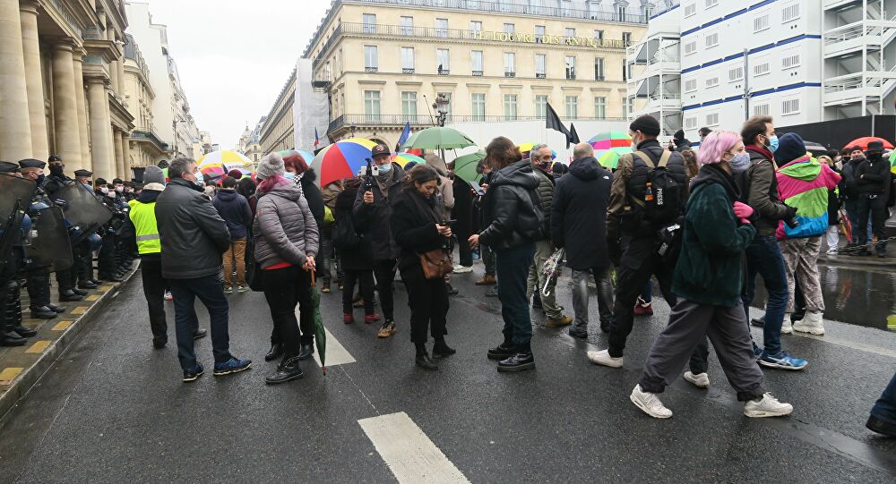 Fransa’da protesto için toplanan sığınmacılara, Sarı Yelekler’den destek
