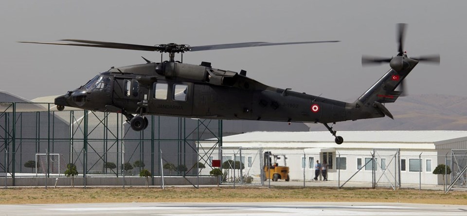 İstanbul’da askeri helikopterin kuyruğu aydınlatma direğine çarptı
