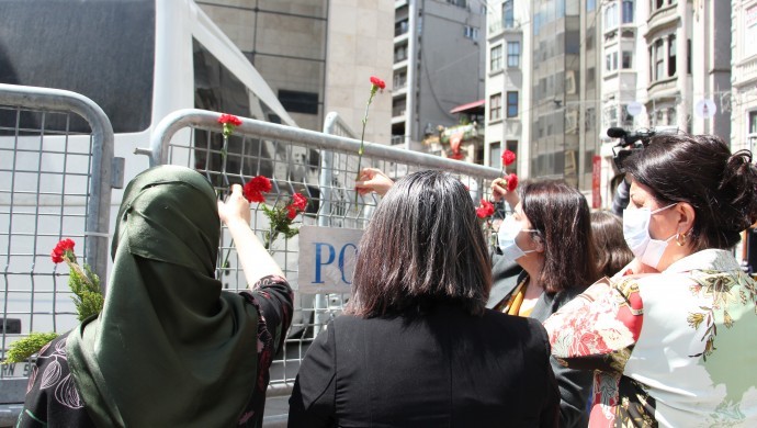 Buldan, Anneler Günü’nü Galatasaray Meydanı’nda kutladı